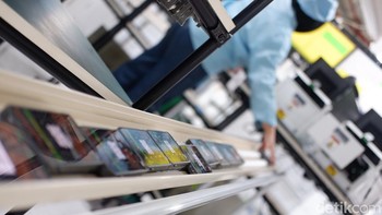 Oppo Find X8 siap dimasukan ke dalam kemasan. Foto: Adi Fida Rahman/detikINET