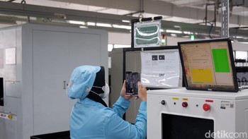 Selain itu, proses kalibrasi layar dilakukan dengan Screen Color Calibration Machine agar setiap unit menghasilkan warna konsisten dan nyaman dipandang. Foto: Adi Fida Rahman/detikINET