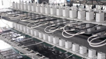 Oppo menerapkan AirVOOC testing guna memastikan performa optimal dalam fitur pengisian daya nirkabel, memberikan pengalaman fast-charging tanpa kabel yang cepat Foto: Adi Fida Rahman/detikINET