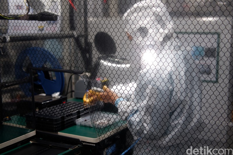 Perakitan Oppo Find X8 di Tangerang