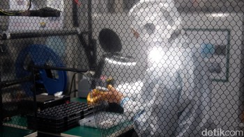 Pabrik Oppo di Indonesia telah dilengkapi dengan teknologi mutakhir, seperti mesin Online Screwing yang mampu menyekrup komponen dengan presisi tinggi menggunakan kamera dan sistem cahaya kontras. Foto: Adi Fida Rahman/detikINET