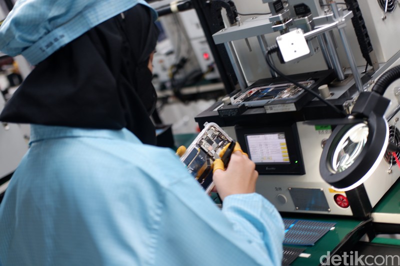 Perakitan Oppo Find X8 di Tangerang