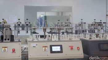 Oppo menggunakan metode kontrol kualitas berlapis, seperti FQC (Final Quality Check), OQC (Outgoing Quality Control), dan pemeriksaan eksternal untuk memastikan tidak ada cacat produksi yang lolos. Mesin yang digunakan dalam proses ini telah terintegrasi dengan sistem produksi (MES) dan hanya perangkat yang memenuhi standar ketat yang dapat melanjutkan ke tahap distribusi. Foto: Adi Fida Rahman/detikINET