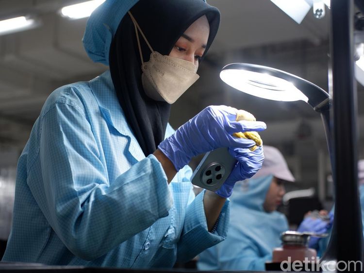Intip Perakitan Oppo Find X8 di Tangerang