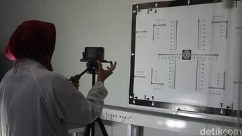 Kualitas setiap unit Oppo Find X8 Series dijamin melalui serangkaian uji ketat di laboratorium, termasuk drop test, water resistance test, dan simulasi suhu ekstrem Foto: Adi Fida Rahman/detikINET