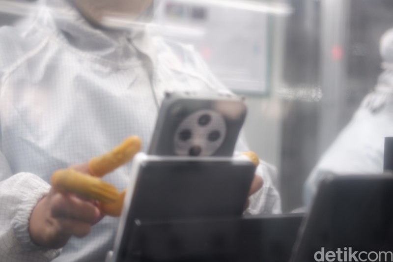 Perakitan Oppo Find X8 di Tangerang