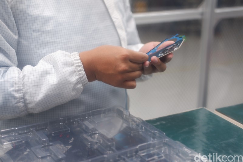 Perakitan Oppo Find X8 di Tangerang