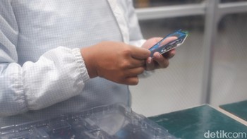 Pemasangan komponen internal Find X8 di ruangan bebas debu. Foto: Adi Fida Rahman/detikINET