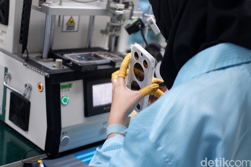 Perakitan Oppo Find X8 di Tangerang