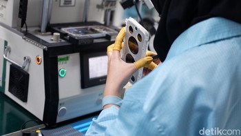 “Untuk menjaga konsistensi kualitas Find X8 Series, OPPO menerapkan sistem monitoring real-time yang memungkinkan identifikasi cepat terhadap potensi masalah. Setiap dua jam, tim produksi mengadakan rapat untuk membahas solusi preventif dan memastikan proses berjalan tanpa hambatan.” jelas Rizqi Hasan, IE Engineer Oppo Manufacturing Indonesia. Foto: Adi Fida Rahman/detikINET