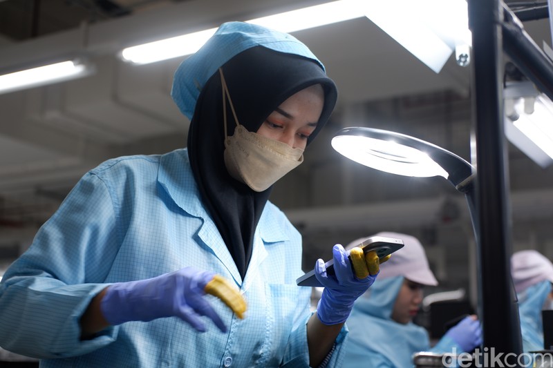 Perakitan Oppo Find X8 di Tangerang