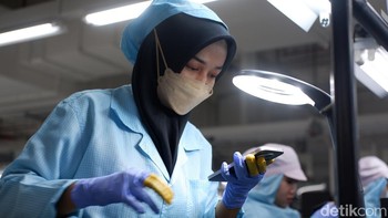 Pengecekan unit Find X8. Foto: Adi Fida Rahman/detikINET