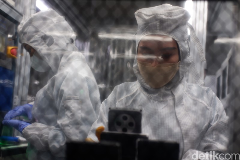 Perakitan Oppo Find X8 di Tangerang