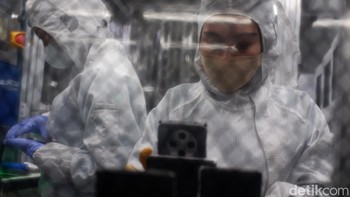 Pemasangan komponen kamera di area bebas debu. Foto: Adi Fida Rahman/detikINET