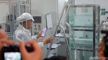 Uji struktur meliputi drop test dari ketinggian hingga 1 meter dan lebih dari 28.000 kali mikro drop test untuk mensimulasikan benturan harian. USB port diuji hingga 3.000 kali pemasangan dan pelepasan agar memastikan tidak ada kerusakan pada koneksi atau fungsi. Selain itu, perangkat juga menjalani pengujian ekstrem, seperti ketahanan air sedalam 1,5 meter selama 30 menit dan suhu ekstrem dari -40°C hingga 75°C, memastikan performa dan ketahanan maksimal di berbagai lingkungan penggunaan. Foto: Adi Fida Rahman/detikINET