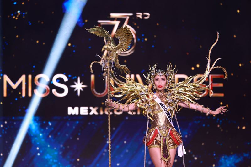 Miss Indonesia Clara Shafira Krebs mengikuti babak penjurian di kompesiti Miss Universe 2024 di Arena Ciudad de Mexico pada 14 November 2024 di Mexico City, Meksiko.