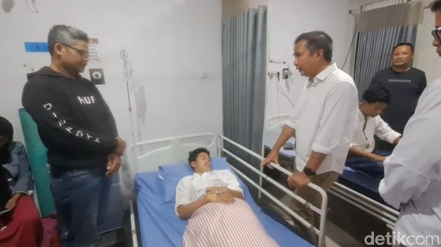 Pj Gubernur Jabar saat menjenguk korban tertimpa dinding di Sukabumi