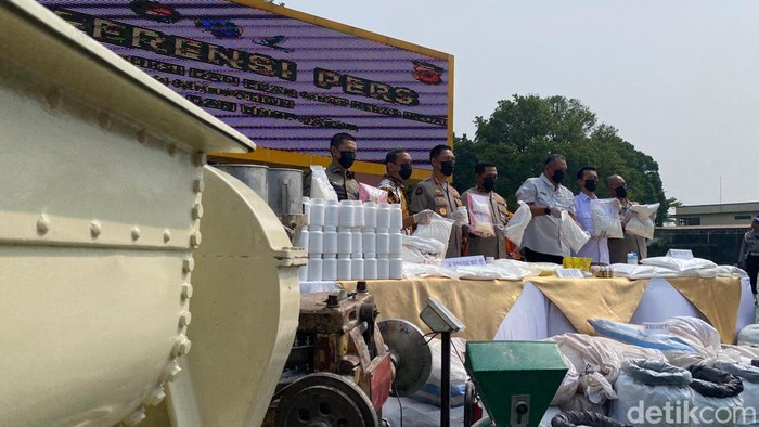 Polisi menunjukkan barang bukti mesin pencetak pil setan