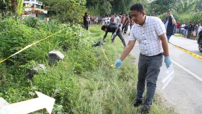 Polisi saat olah TKP penemuan jasad korban. (Dok. Polres Samosir)