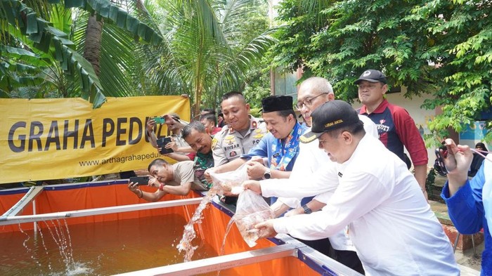 Polisi Salurkan Ratusan Benih Ikan di Jakut