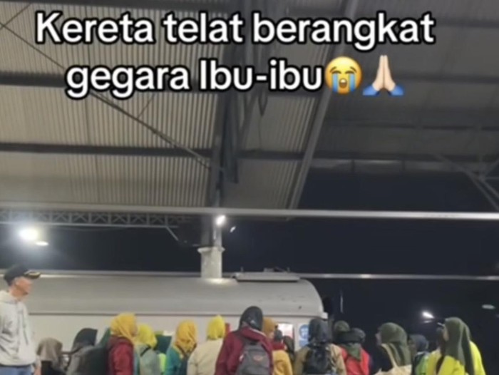 Postingan bernarasi keterlambatan keberangkatan KA di Stasiun Lempuyangan, Kota Jogja, akibat rombongan ibu-ibu. Foto diunggah Jumat (15/11/2024).