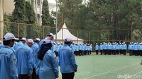 Pantauan detikHikmah di lokasi, para peserta Apel Rakernas Kemenag 2024 mengenakan kemeja biru dan bawahan hitam dilengkapi topi putih.