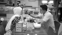 Mereka rupanya mampir ke salah satu restoran yang menjual pempek Palembang. Bahkan Zumi tampak romantis menyuapi Putri saat makan pempek bersama. Foto: Instagram Zumi Zola