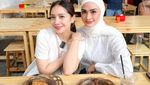 Potret Manis Putri Zulhas Saat Makan Pempek Bareng Zumi Zola