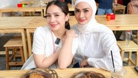 Berteman dengan Nagita Slavina, keduanya sempat makan bebek goreng dan aneka hidangan sambal lainnya. Foto: Instagram @putri_zulhas