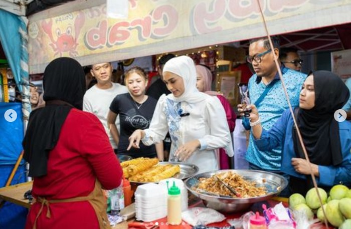 Potret Manis Putri Zulhas Saat Makan Pempek Bareng Zumi Zola Potret Manis Putri Zulhas Saat Makan Pempek Bareng Zumi Zola