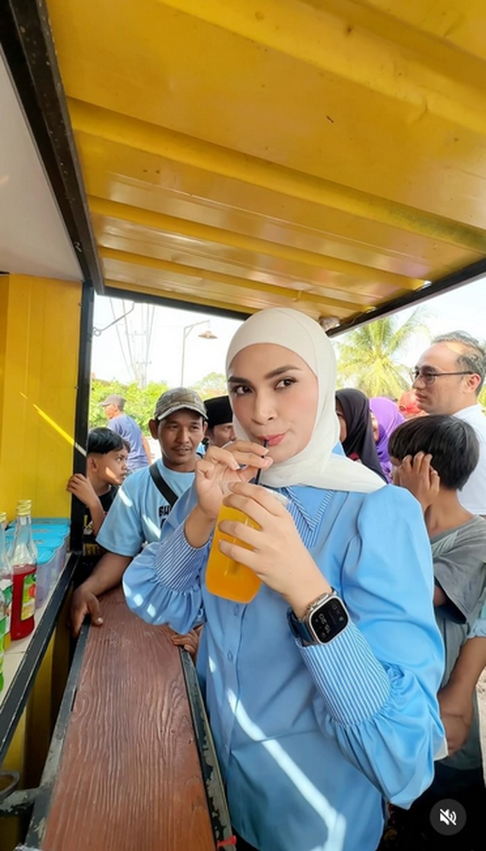 Potret Manis Putri Zulhas Saat Makan Pempek Bareng Zumi Zola
