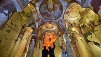 Uniknya, bangunan tersebut memiliki 7 gereja yang berbeda, di antaranya Gereja St Barbara, Nunnery, Elmali, Yilanli, Karanlik Kilise, Sandals, dan Tokolali. Di setiap gereja memiliki ukiran-ukiran berbeda yang menakjubkan. (Murat Oner Tas/Anadolu Agency/Getty Images) 