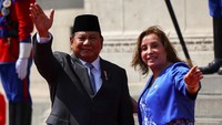 Presiden Indonesia Prabowo Subianto dan Presiden Peru Dina Boluarte melambaikan tangan saat tiba di istana pemerintah, di sela-sela KTT Kerja Sama Ekonomi Asia-Pasifik (APEC), di Lima, Peru, Kamis (14/11/2024) waktu setempat. 