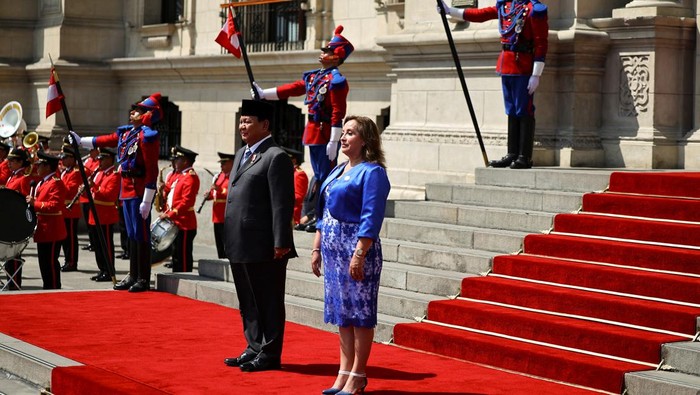 Potret Presiden Prabowo Lanjut Lawatan ke Peru untuk KTT APEC Peru's President Dina Boluarte stands next to Indonesian President Prabowo Subianto during a welcoming ceremony at the government palace, on the sidelines of the Asia-Pacific Economic Cooperation (APEC) summit, in Lima, Peru November 14, 2024. REUTERS/Agustin Marcarian