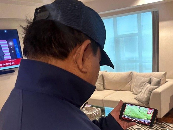Prabowo menontonn Timnas Indonesia Vs Jepang lewat live streaming.
