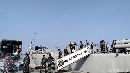 Prajurit TNI AL memindahkan barang bantuan kemanusiaan dari truk ke KRI Ahmad Yani-351 untuk disalurkan kepada pengungsi erupsi Gunung Lewotobi Laki-laki di Flores Timur, NTT, Jumat (15/11/2024). (Foto: Ambrosius Ardin/detikBali)