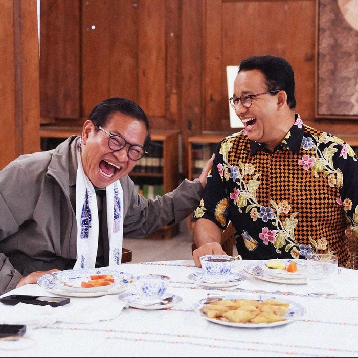 Pasangan calon Pilgub Jakarta nomor urut 3, Pramono Anung-Rano Karno, bertemu dengan eks Gubernur DKI Jakarta Anies Baswedan. Ketiganya tertawa lepas saat bertemu di kediaman Anies,  Jumat (15/11/2024).