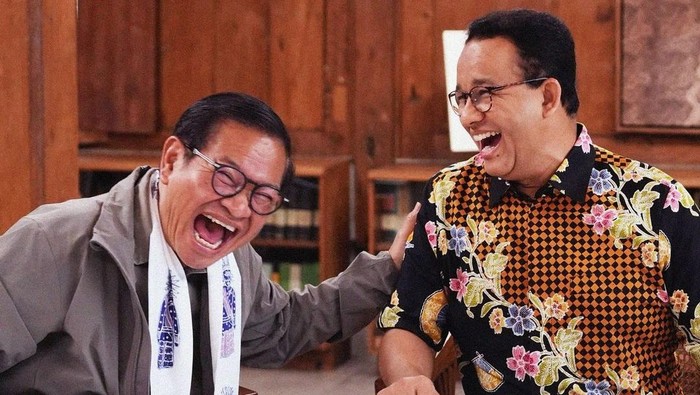 Pasangan calon Pilgub Jakarta nomor urut 3, Pramono Anung-Rano Karno, bertemu dengan eks Gubernur DKI Jakarta Anies Baswedan. Ketiganya tertawa lepas saat bertemu di kediaman Anies,  Jumat (15/11/2024).