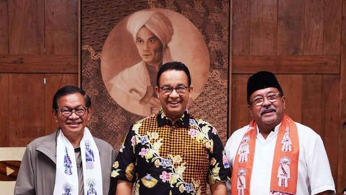 Pasangan calon Pilgub Jakarta nomor urut 3, Pramono Anung-Rano Karno, bertemu dengan eks Gubernur DKI Jakarta Anies Baswedan. Ketiganya tertawa lepas saat bertemu di kediaman Anies,  Jumat (15/11/2024).