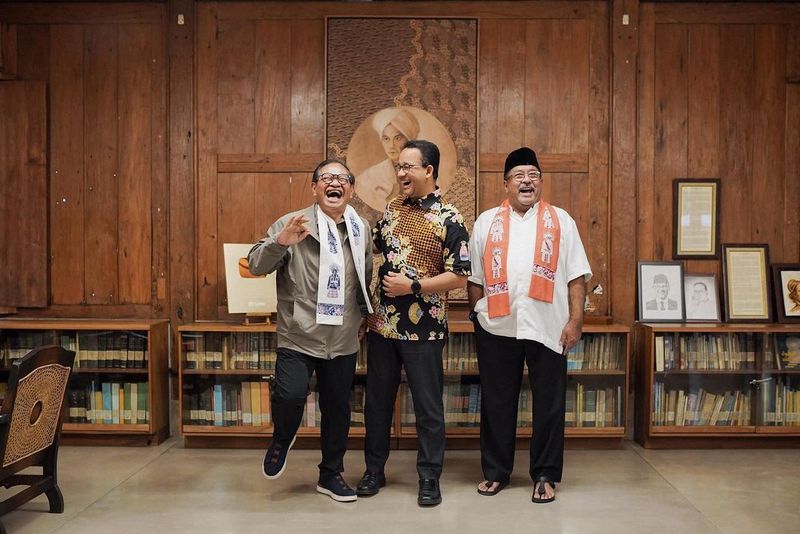 Pasangan calon nomor urut 3 Pilgub Jakarta, Pramono Anung-Rano Kano, bertandang ke kediaman eks Gubernur DKI Jakarta, Anies Baswedan, Jumat (15/11/2024). Pramono puji obrolan dan kopi yang dihidangkan dalam pertemuan.