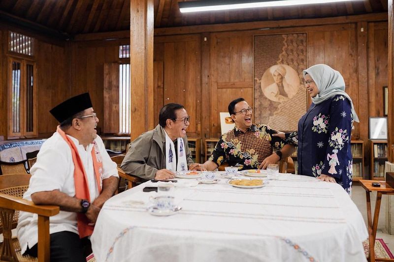 Pasangan calon nomor urut 3 Pilgub Jakarta, Pramono Anung-Rano Kano, bertandang ke kediaman eks Gubernur DKI Jakarta, Anies Baswedan, Jumat (15/11/2024). Pramono puji obrolan dan kopi yang dihidangkan dalam pertemuan.