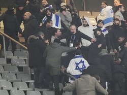 Keributan disebut berhasil diredam steward sebelum lebih memanas. Foto: AP/Thibault Camus