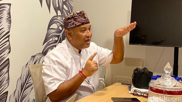 Presiden Direktur PT BIBU Panji Sakti, Erwanto Sad Adiatmoko Hariwibowo, saat berkunjung ke kantor detikBali, Denpasar, Kamis (14/11/2024). (Sui Suadnyana/detikBali)