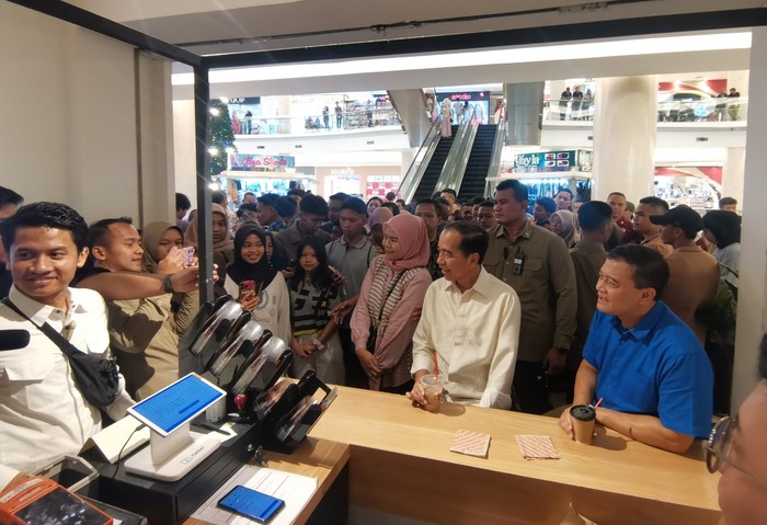 Presiden RI ke-7 Joko Widodo bersama Calon Gubernur Jawa Tengah Ahmad Luthfi mengunjungi Rita SuperMall, Purwokerto. Mereka berdua nampak menikmati kopi di salah satu tenant di mall ini.
