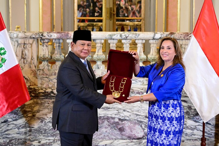 Presiden RI Prabowo Subianto menerima penghargaan El Sol del Peru dari Presiden Peru Dina Boluarte.  (Muchlis Jr/Biro Pers Sekretariat Presiden)
