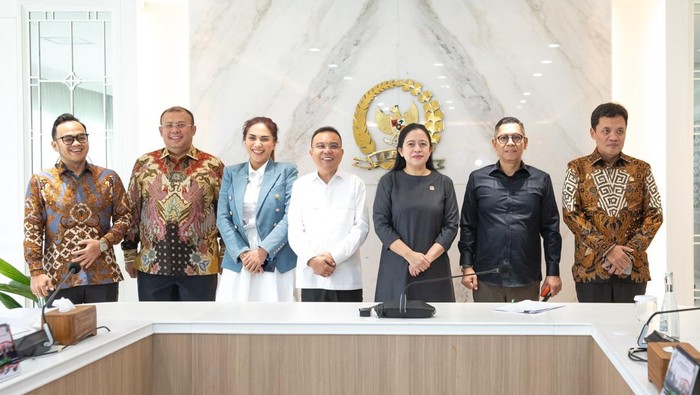 Ketua DPR, Puan Maharani, memimpin rapat persiapan pelaksanaan uji kelayakan dan kepatutan atau fit and proper test calon pimpinan (capim) dan calon Dewan Pengawas (Dewas) KPK periode 2024-2029. Rapat dihadiri pula oleh Wakil Ketua DPR Sufmi Dasco Ahmad, Cucun Ahmad Syamsurijal, dan Adies Kadir. Ketua Komisi III DPR, Habiburokhman, turut mengikuti rapat konsultasi ini.