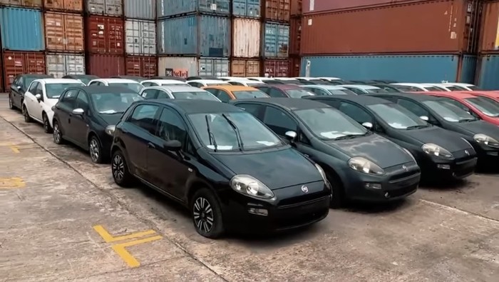 Puluhan Fiat Punto dan Kia Carens dilelang Bea Cukai RI