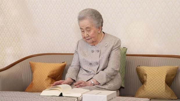 Putri Yuriko, istri mendiang Pangeran Mikasa, sedang membaca buku di ruang resepsi kediaman istananya di Tokyo. (Badan Rumah Tangga Kekaisaran via AP)