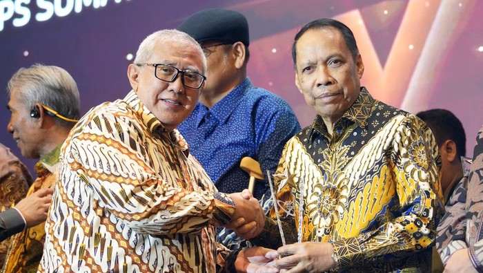 Rektor UMSU Agussani saat menerima penghargaan SPS Sumut Awards. (Foto: Istimewa).