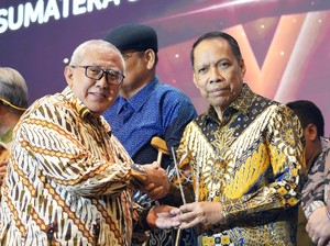 Rektor UMSU Raih SPS Sumut Awards 2024